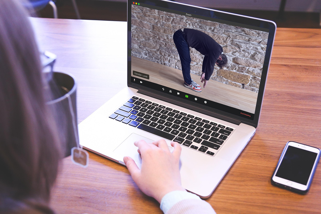 Etape 3 du programme MEASANA : Visio entre le préparateur physique et le collaborateur pour évaluer la souplesse du dos.